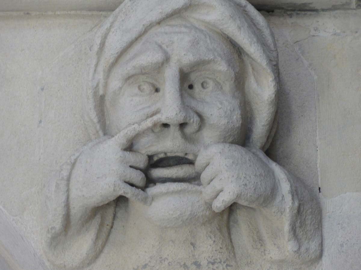 Temple churh - groteskní tvář uvnitř chrámu, Londýn, Anglie