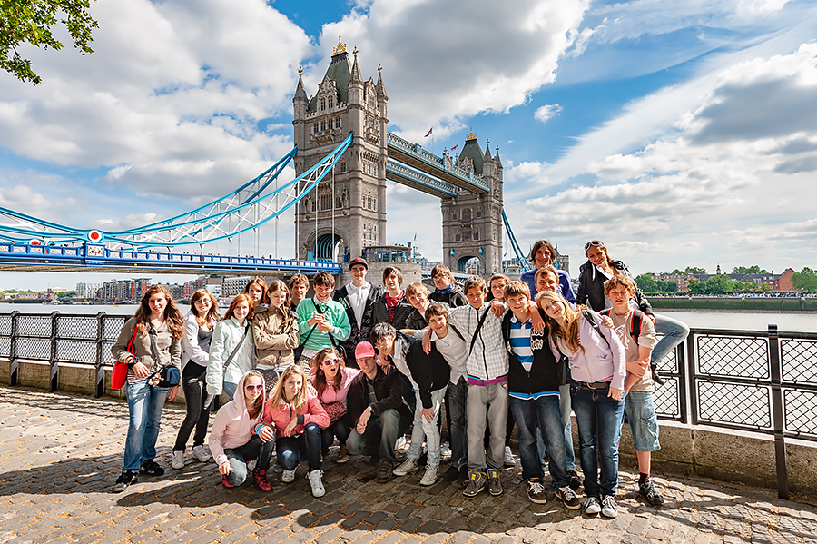 Anglie Londýn Tower Bridge lidi R.jpg