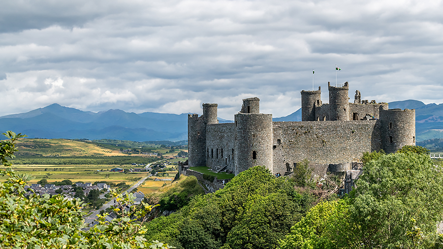 Wales Harlech Castle 2 R.jpg